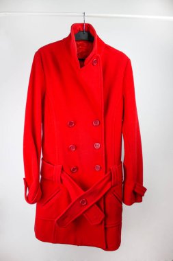 Beyaz üzerine izole edilmiş kırmızı ceketin yakın plan görüntüsü.