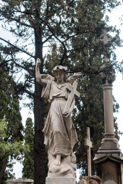 Taş melek mezarlığındaki mezar taşı üzerinde.