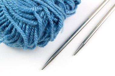 Mavi iplik ve örme beyaz arka plan üzerinde izole iğne