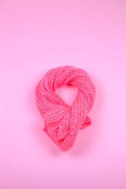 pembe bir arka plan üzerinde pembe yün atkı