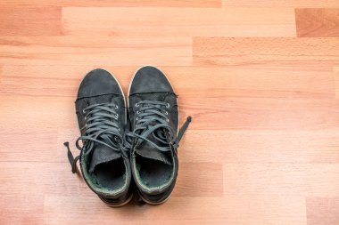 ahşap zemin zemin üzerine siyah spor ayakkabı