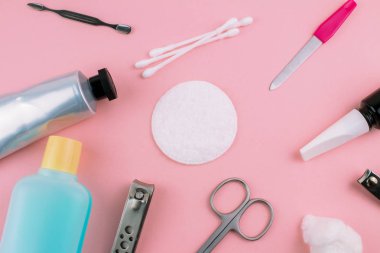 Manikür ve pedikür araçları pembe bir arka plan üzerinde