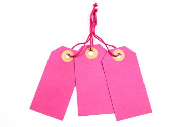 pembe kağıt Etiketler üzerinde beyaz izole dizeleri ile bağlı