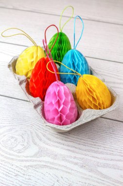 Kağıt renkli Paskalya yumurta beyaz rustik masa karton kapsayıcı