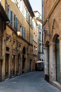 Siena sokakta. İtalya antik Ortaçağ kenti.