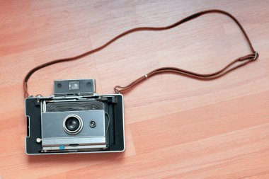 ahşap masa üzerinde Retro Fotoğraf kamera üst görünümü 