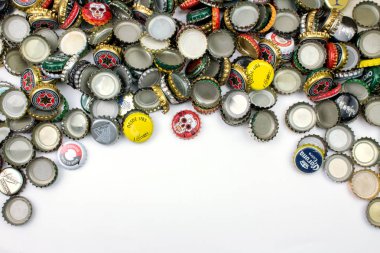 Barselona, İspanya - 17 Şubat 2016: Bira şişesi kapaklarının arka planı, çeşitli markaların karışımı