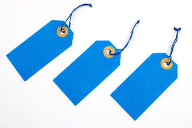 Mavi kağıt Etiketler üzerinde beyaz izole dizeleri ile bağlı