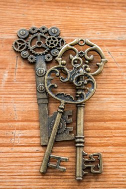 Ahşap arkaplanda eski anahtarlar.