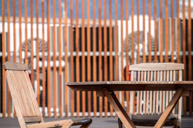 Boş ahşap masa ile Teras