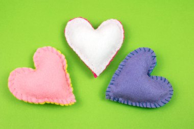 parlak arka plan üzerinde renkli keçe kalplerin Üstten Görünüm