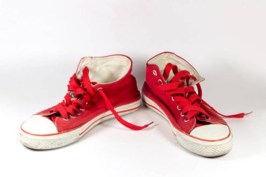 Beyaz arka plan üzerinde eski kırmızı spor ayakkabılar