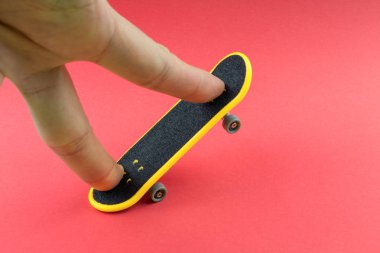 Pembe Mini kaykay oyuncakla oynamak adam