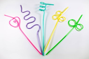 Beyaz arka plan üzerinde renkli plastik çubuk