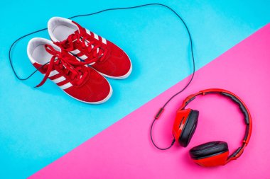 Barcelona, İspanya. Nisan 10,2018. Kırmızı Adidas ayakkabı ve renkli backgorund üzerinde kırmızı headphoens.