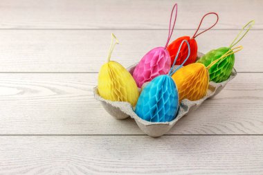 Kağıt renkli Paskalya yumurta beyaz rustik masa karton kapsayıcı