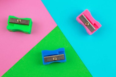 Renkli arka plan üzerinde plastik kalemtıraş.