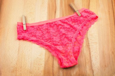 Eski külot ahşap arka plan üzerinde clothespins ile