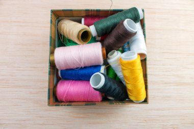 Kutusunda ahşap arka plan üzerinde renkli konu