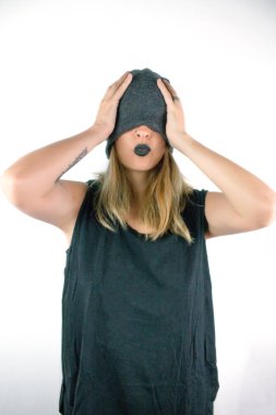 Beyaz gözlerle izole edilmiş yün şapkalı güzel bir kadının portresi.