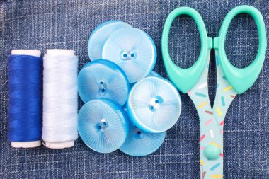 kot zemin üzerine mavi düğme, konu ve makas Üstten Görünüm