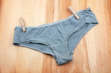 Eski külot ahşap arka plan üzerinde clothespins ile