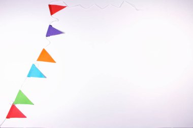 Beyaz arka planda izole bayrakları ile renkli parti çelenk