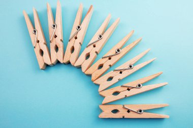 ahşap clothespins üstten görünüm mavi zemin üzerine