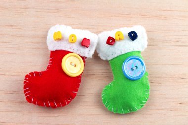 renkli dekoratif Noel çorap ahşap masa üzerindeki düğmeler ile hissettim 