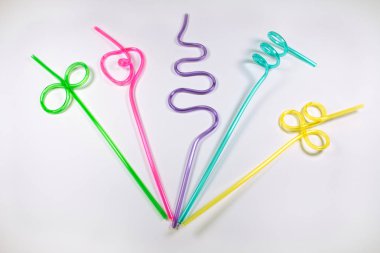 Beyaz arka plan üzerinde renkli plastik çubuk