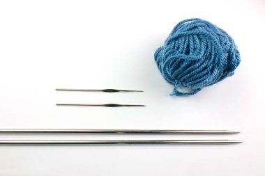 Mavi iplik topu ve örgü beyaz arka plan üzerinde izole iğne
