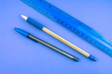 Ofis ve okul araçları renkli arka plan üzerinde
