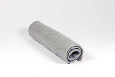 Beyaz yüzeye yakın plan gri havlu.