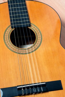 Akustik Gitar Tahta Yerde Dinleniyor