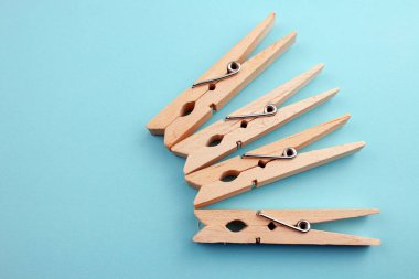 ahşap clothespins üstten görünüm mavi zemin üzerine