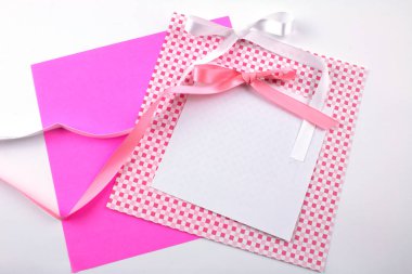 pembe kurdeleler, kartları ve kağıt çerçeve üzerinde beyaz izole