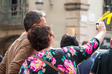 Barcelona, İspanya. 23 Nisan 2018. Barselona Caddesi cep telefonu ile bir selfie alarak yetişkin çift.