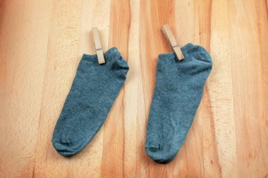 Ahşap arka plan üzerinde gri çorap Üstten Görünüm