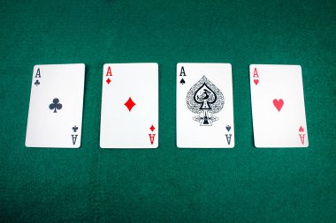 Poker kartları yeşil kumar masasında Aslar