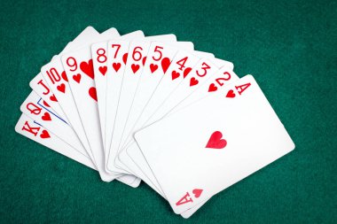 Poker kartları yeşil kumar masasında