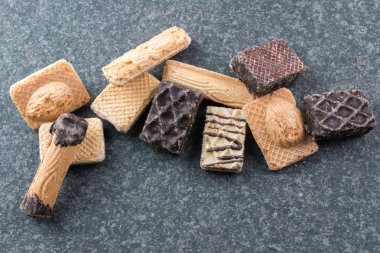 rustik koyu masada tatlı kurabiye 