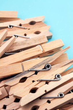 ahşap clothespins üstten görünüm mavi zemin üzerine