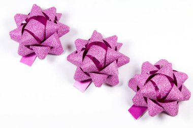 Pembe Hediyelik Noel için beyaz izole yay