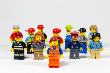 Beyaz yüzeyde farklı türden lego grupları.