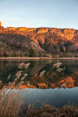 güzel dağ gölü manzarası.