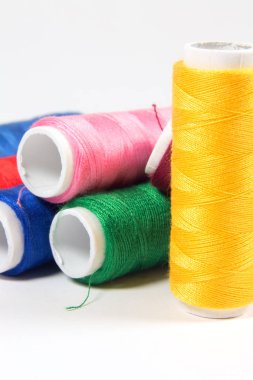 Beyaz arka plan üzerinde izole renkli konu