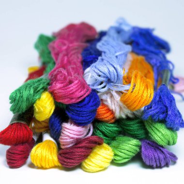 Beyaz arka plan üzerinde izole renkli konu