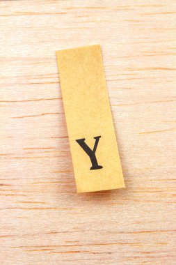 Ahşap yüzeye yapıştırılmış 