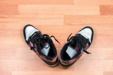 ahşap zemin zemin üzerine siyah spor ayakkabı