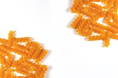 beyaz zemin üzerine pişmemiş makarna çeşitleri